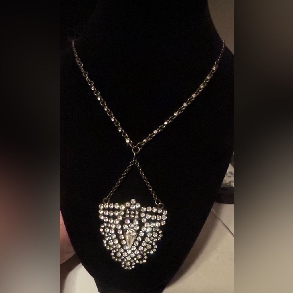 Elegant Plunder Black And Crystal Necklace 25$